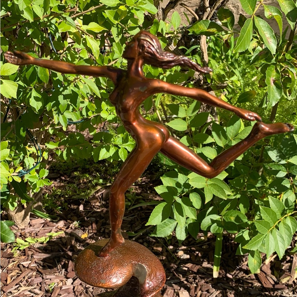 Brown Sculpture Art with Natural Elegance